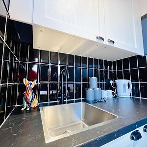 London 61 Central Studio, Ideal For Tourists High Recommend!!!