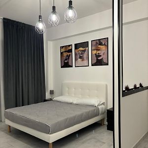 Camera tripla deluxe